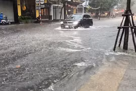 Nhiều tuyến đường ở Đà Nẵng ngập sâu sau cơn mưa sáng 18/9