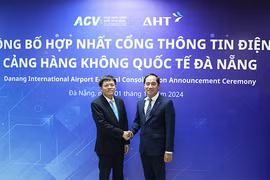 Lãnh đạo Cảng hàng không quốc tế Đà Nẵng và Công ty CP Đầu tư Khai thác Nhà ga quốc tế Đà Nẵng (AHT) tại lễ hợp nhất cổng thông tin điện tử.