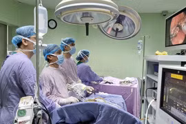 Các bác sĩ Bệnh viện Phụ sản - Nhi Đà Nẵng đang phẫu thuật nội soi ca teo thực quản bẩm sinh hiếm gặp ở bệnh nhi sơ sinh 3 ngày tuổi.