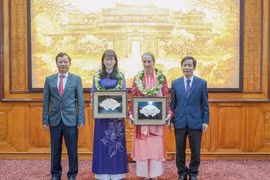 Lãnh đạo tỉnh Thừa Thiên Huế trao tặng danh hiệu “Công dân danh dự tỉnh Thừa Thiên Huế” cho bà Andrea Teufel và bà Kazuyo Watanabe (ảnh Ngọc Hiếu)