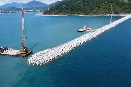 Hạng mục đê, kè chắn sóng- Dự án xây dựng bến cảng Liên Chiểu (phần Cơ sở hạ tầng dùng chung) đã thi công 72,66% khối lượng.