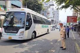 Lực lượng cảnh sát giao thông điều phối phương tiện trên tuyến đường xung quanh chợ Hàn chờ(Ảnh MT).