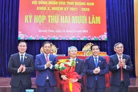 Lãnh đạo tỉnh Quảng Nam tặng hoa, chúc mừng ông Nguyễn Đức Dũng (đứng giữa) được bầu làm Chủ tịch HĐND tỉnh.