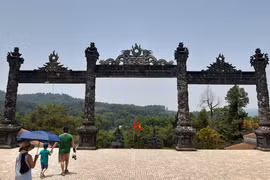 Linh vật Rồng ở lăng vua Khải Định
