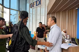 Ngày 8/11, Công an TP Đà Nẵng khám xét khẩn cấp trụ sở chính của Công ty TNHH MTV Tư vấn ấn Đầu tư GFDI trước sự chứng kiến của ông Nguyễn Quang Hoàng(áo trắng), Tổng Giám đốc GFDI