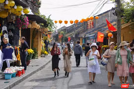 Du khách tham quan phố cổ Hội An (Quảng Nam)