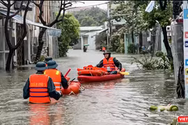 Lực lượng quân đội chèo thuyền ứng cứu người dân tại tuyến Trưng Nữ Vương (TP Đà Nẵng) bị ngập sâu trong nước.