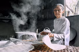 Nghệ nhân làng nghề thủ công truyền thống làm bánh tráng Túy Loan (xã Hòa Phong, huyện Hòa Vang, Đà Nẵng. (Ảnh Thanh Thảo-danang.gov.vn)