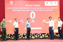 Cục trưởng Cục An toàn thông tin, Bộ TT&TT Lê Văn Tuấn và Phó Chủ tịch Thường trực UBND tỉnh Thừa Thiên Huế Nguyễn Thanh Bình, cùng các đại biểu bấm nút khởi động cuộc thi.