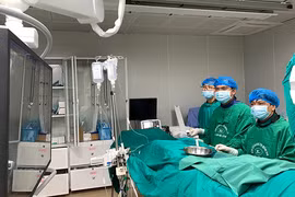 Ê kíp bác sĩ Bệnh viện Đa khoa Trung ương Quảng Nam đang điều trị cho bệnh nhân