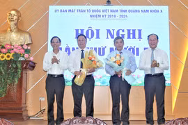 Ông Lê Trí Thanh (thứ 2 từ phải sang), Ủy viên Ban Thường vụ Tỉnh ủy, nguyên Chủ tịch UBND tỉnh Quảng Nam giữ chức vụ Chủ tịch Ủy ban MTTQ Việt Nam tỉnh nhiệm kỳ 2019 - 2024.