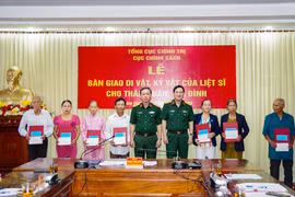 Quang cảnh trao di vật, kỷ vật của 14 liệt sĩ cho thân nhân và gia đình trên địa bàn tỉnh Quảng Nam.