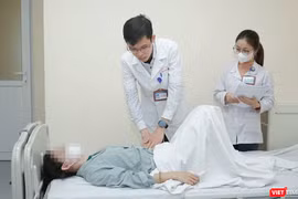 Bác sĩ thăm khám cho bệnh nhân sau phẫu thuật (Ảnh BVCC)