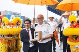 Lãnh đạo Sở Du lịch TP Đà Nẵng tặng quà lưu niệm cho thuyền trưởng tàu du lịch "xông đất" Đà Nẵng đầu năm 2024