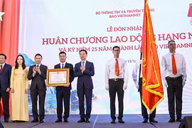 Bộ trưởng Bộ TT&TT Nguyễn Mạnh Hùng trao tặng Huân chương Lao động Hạng Nhất cho báo VietNamNet.