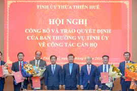 Bí thư Tỉnh ủy Thừa Thiên Huế Lê Trường Lưu (thứ tư từ phải qua) và Chủ tịch UBND tỉnh Thừa Thiên Huế Nguyễn Văn Phương (thứ tư từ trái qua) trao quyết định cho các cán bộ được luân chuyển