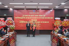 ông Lê Trung Chinh - Chủ tịch UBND TP Đà Nẵng trao quyết định thành lập DSAC và bổ nhiệm Giám đốc DSAC cho ông Lê Hoàng Phúc.