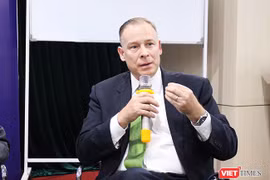 Ông Thomas Dougherty.