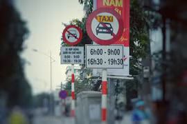 Biển cấm đã được lắp đặt hoàn tất ở 13 tuyến phố tại Hà Nội. Ảnh: T.T.Dương.