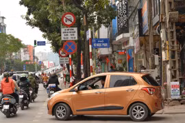 Biển cấm xe trên đường Láng Hạ. Ảnh: VietTimes.