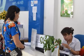 Một khách hàng đăng ký thông tin tại cửa hàng của MobiFone sáng 23/4.