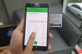Hàng ngàn người dân đổ xô đi nạp thẻ điện thoại trước ngày hạn mức khuyến mại giảm chỉ còn 20%. Ảnh: Việt Anh
