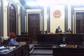 HĐXX tuyên bố hoãn vụ kiện để bổ sung chứng cứ. Ảnh: TAND TPHCM