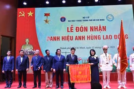 Phó Chủ tịch nước Đặng Thị Ngọc Thịnh, Phó Chủ tịch thứ nhất Hội đồng Thi đua, Khen thưởng Trung ương trao tặng danh hiệu Anh hùng Lao động thời kỳ đổi mới cho Tập thể đại học Y Dược TP.HCM (Ảnh: BYT)