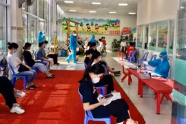 Sinh viên KTX Trường ĐH Bách khoa chờ tiêm vaccine phòng Covid-19. Ảnh: KTX ĐHBK