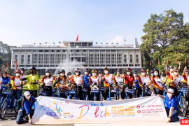Đoàn lãnh đạo Thành phố và đại biểu tham gia chương trình đạp xe đạp diễu hành qua Dinh Độc Lập 