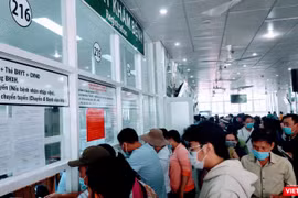 Quầy đón tiếp bệnh nhân khám chữa bệnh BHYT tại Bệnh viện Ung bướu TP.HCM đông nghẹt (Ảnh: Hoà Bình)