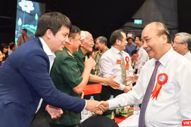 Hoàng Tuấn Anh gặp Thủ tướng Chính phủ tại Lễ vinh danh Công dân trẻ tiêu biểu 2020 (Ảnh: NVCC) 