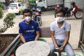 Bị can Phan Phi Hùng (áo xanh) và Phạm Thanh Hập. Ảnh: CAHS 