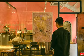 Hứa Vĩ Văn triển lãm hội họa giữa mùa dịch COVID-19 hoành hành dữ dội, khách tham dự phải đảm bảo công tác phòng dịch (Ảnh: NI) 