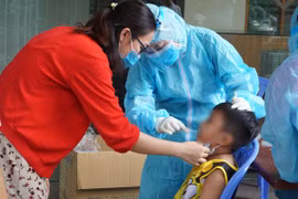 41 em bé trường mầm non Vườn Tuổi Thơ xét nghiệm Covid-19 vì liên quan đến chuyến bay chung với BN 2999 - Ảnh: Thư Anh 
