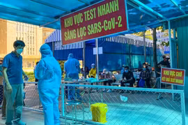 Người dân test nhanh Covid-19
