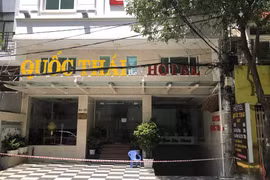 Khách sạn nằm ở số 90 đường số 7, KDC Trung Sơn, xã Bình Hưng, huyện Bình Chánh, TPHCM vẫn đang được phong tỏa. Ảnh: Anh Tú 