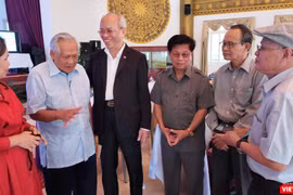 Nhà văn Trầm Hương gặp gỡ nhân chứng lịch sử - Anh hùng LLVT Hồ Đắc Thạnh (người đang nói) - Thuyền trưởng Tàu Không số. Bên cạnh ông là GS.TS nhà văn Trình Quang Phú và các nhà văn đến giao lưu tại buổi khai mạc trại viết. Ảnh: Hoà Bình