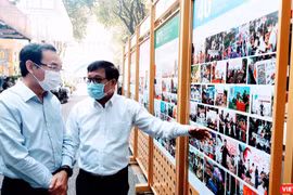 Bí thư thành uỷ TP.HCM Nguyễn Văn Nên và ông Lê Hoàng - Phó Chủ tịch Hội Xuất bản Việt Nam trên Đường sách TP.HCM sáng 15/1/2021 (Ảnh: Hoà Bình) 