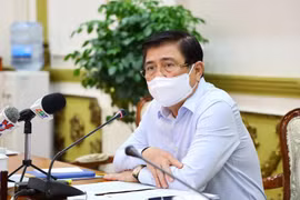 Chủ tịch UBND TP.HCM Nguyễn Thành Phong báo cáo Thủ tướng Chính phủ về những nhiệm vụ trọng tâm thời gian tới và khó khăn vướng mắc phải đối mặt - Ảnh: Huyền Mai