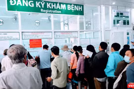 Đón tiếp Bệnh nhân khám bệnh BHYT (Ảnh: Hoà Bình) 