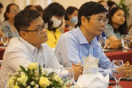Ông Trần Ngọc Thương - Phó phòng Quản lý thu và ông Nguyễn Quốc Thanh – Phó Giám đốc BHXH TP.HCM tại buổi đối thoại (Ảnh: Phi Phi) 