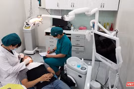 Nhiều ngành học không thể chỉ học trực tuyến, đặc biệt, không thể đào tạo bác sĩ nếu không thực hành trên bệnh nhân. Ảnh: Hoà Bình