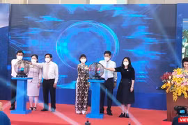 Ông Mai Hùng Dũng – Phó Chủ tịch thường trực UBND tỉnh Bình Dương cùng các lãnh đạo nhấn nút Khai trương sàn Thương mại điện tử tỉnh Bình Dương - Ảnh: Hoà Bình
