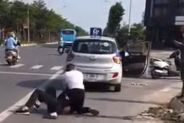 Hình ảnh từ video clip cho thấy Đại uý Công an gọi điện thoại trong khi người lái taxi vật lộn với tên cướp - Ảnh cắt từ clip