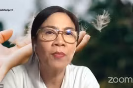 Bác sĩ Nguyễn Thị Tuyết Mai hướng dẫn các F0 cách ly tại nhà kiểm soát sự bình tâm. Ảnh: Hoà Bình chụp màn hình giao lưu