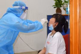 Lấy mẫu test COVID-19 cho người dân. Ảnh: HCDC 