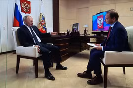 Tổng thống V.Putin trong cuộc phỏng vấn trên kênh truyền hình "Russia-1" về sự giúp đỡ của Nga giành cho Belarus (Ảnh: TASS)