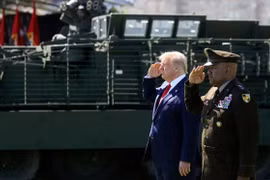 ReutersTổng thống Mỹ Donald Trump và Trung tướng Lục quân Mỹ Darryl Williams tại Lễ tốt nghiệp của các học viên tại Học viện quân sự West Point (Ảnh Jonathan Ernst/ Reuters). 