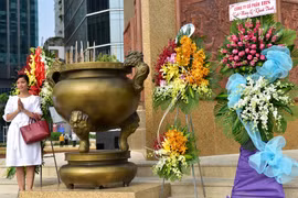 Lư hương được đặt lại trước tượng Trần Hưng Đạo